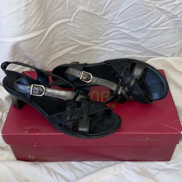 Munro American Black Kara Sandals size 8